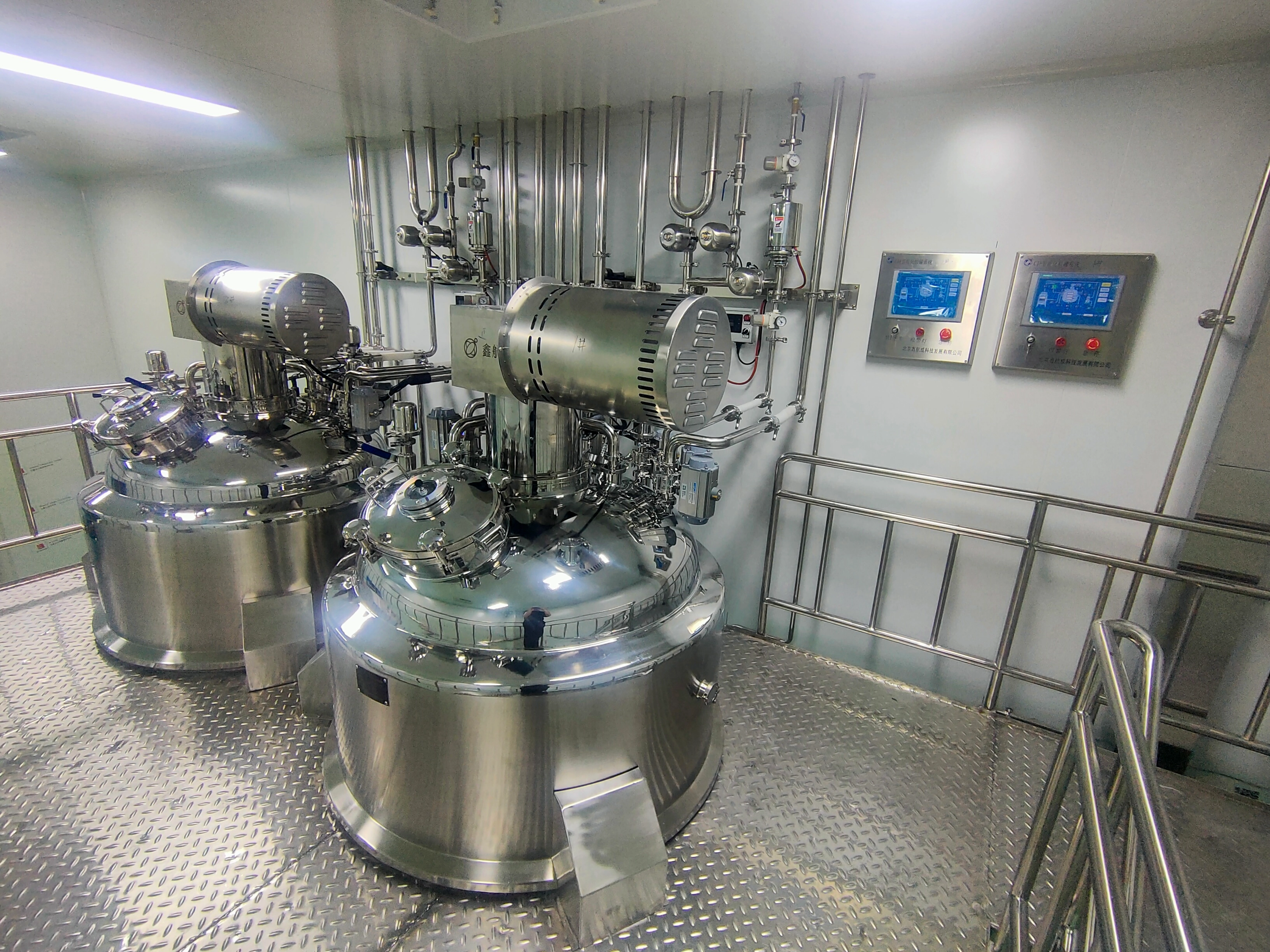 O que faz com que um tanque de derretimento de gelatina seja eficiente para a produção em larga escala?